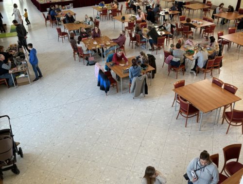 Blick von oben auf die Spieltische in der Bernsteinhalle