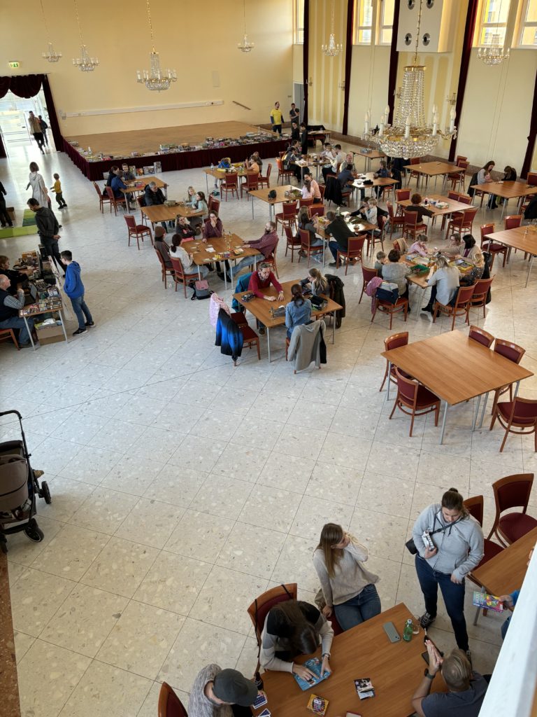 Blick von oben auf die Spieltische in der Bernsteinhalle